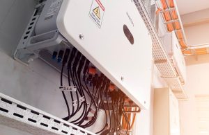 Primo piano sull'inverter di un impianto fotovoltaico