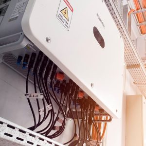 Primo piano sull'inverter di un impianto fotovoltaico