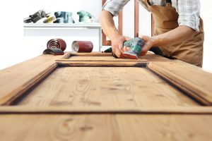 Carteggiare il legno prima di un trattamento ignifugo