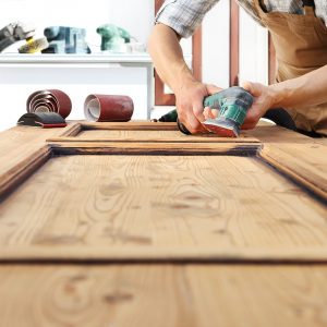 Carteggiare il legno prima di un trattamento ignifugo