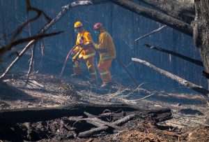 Incendi in Australia, due Vigili del Fuoco al lavoro