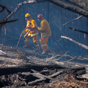 Incendi in Australia, due Vigili del Fuoco al lavoro