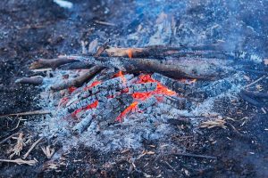 Cosa è il fuoco. Falò che si spegne