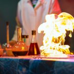 Scienziato studia il fuoco in laboratorio