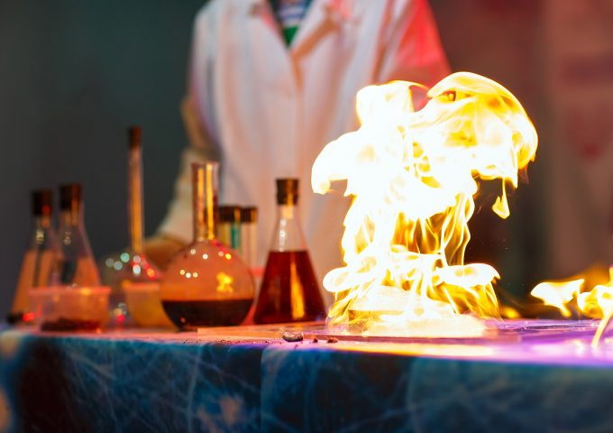 Scienziato studia il fuoco in laboratorio