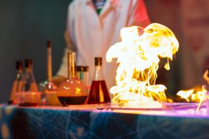 Scienziato studia il fuoco in laboratorio