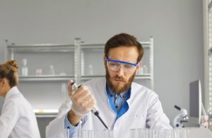 Uno scienziato sta facendo ricerca in un laboratorio