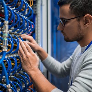 Un tecnico lavora a un server