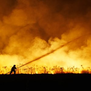 Storia dei vigili del fuoco: un pompiere in azione