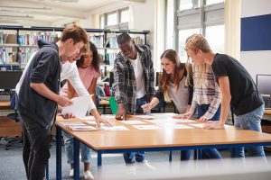 Studenti che progettano in gruppo