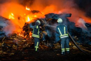 I pompieri lottano contro le fiamme