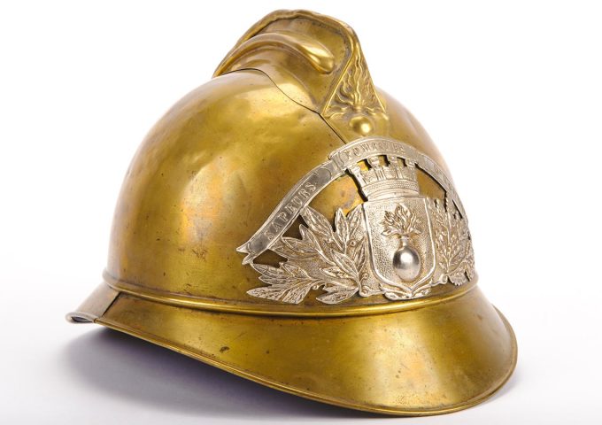 Un vecchio casco dei sapeurs-pompiers de Paris, i pompieri parigini