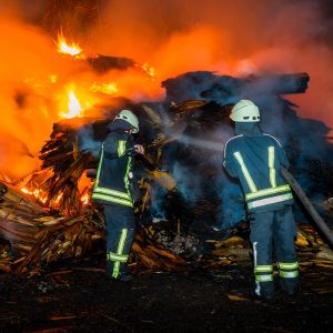 I pompieri lottano contro le fiamme