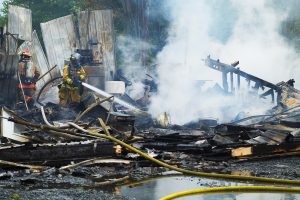 I gas continuano a sprigionarsi anche dopo ore che un incendio è stato spento
