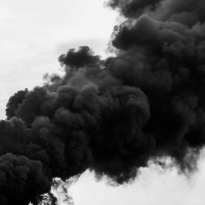 Una colonna di fumo nero. Il fumo è spesso più pericoloso delle fiamme