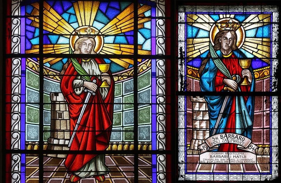 Due vetrate di edifici religiosi con la rappresentazione di Santa Barbara, patrona dei pompieri
