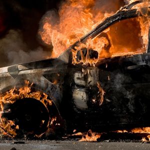 Un'automobile in fiamme: potrebbe essere stata questa una delle cause degli incendi in Sardegna