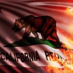 Bandiera della california che sta bruciando per le fiamme di un incendio