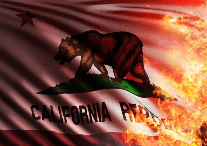 Bandiera della california che sta bruciando per le fiamme di un incendio