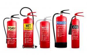 Illustrazione con una panoramica dei cinque diversi tipi di estintore