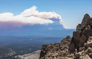 Il fumo levatosi dal grande incendio Dixie Fire, in California, visto da lontano