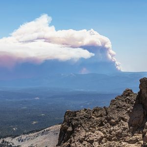 Il fumo levatosi dal grande incendio Dixie Fire, in California, visto da lontano
