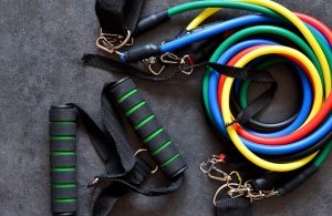 Attrezzi da ginnastica su fondo scuro
