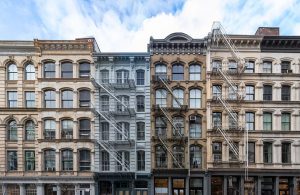 Edifici della sona di SoHo, a Manhattan, New York, con la classica scala antincendio esterna