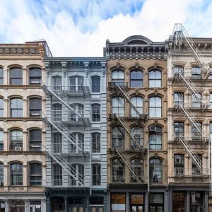 Edifici della sona di SoHo, a Manhattan, New York, con la classica scala antincendio esterna