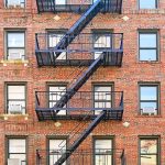 Una vecchia scala antincendio in metallo in un palazzo di Brooklyn, New York