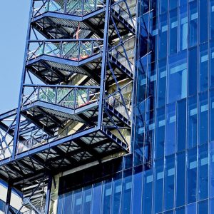 Un moderno edificio con la scala antincendio esterna