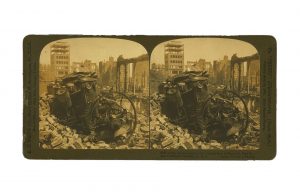 Un'autopompa dei Vigili del Fuoco schiacciata da un muro crollato, in una stereografia scattata poco dopo il terremoto di San Francisco del 1906