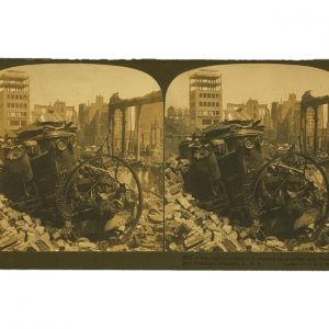 Un'autopompa dei Vigili del Fuoco schiacciata da un muro crollato, in una stereografia scattata poco dopo il terremoto di San Francisco del 1906