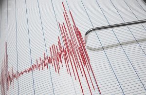 Primo piano su un sismografo che traccia il grafico di un terremoto