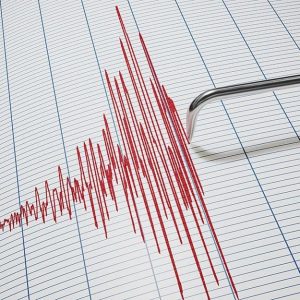 Primo piano su un sismografo che traccia il grafico di un terremoto