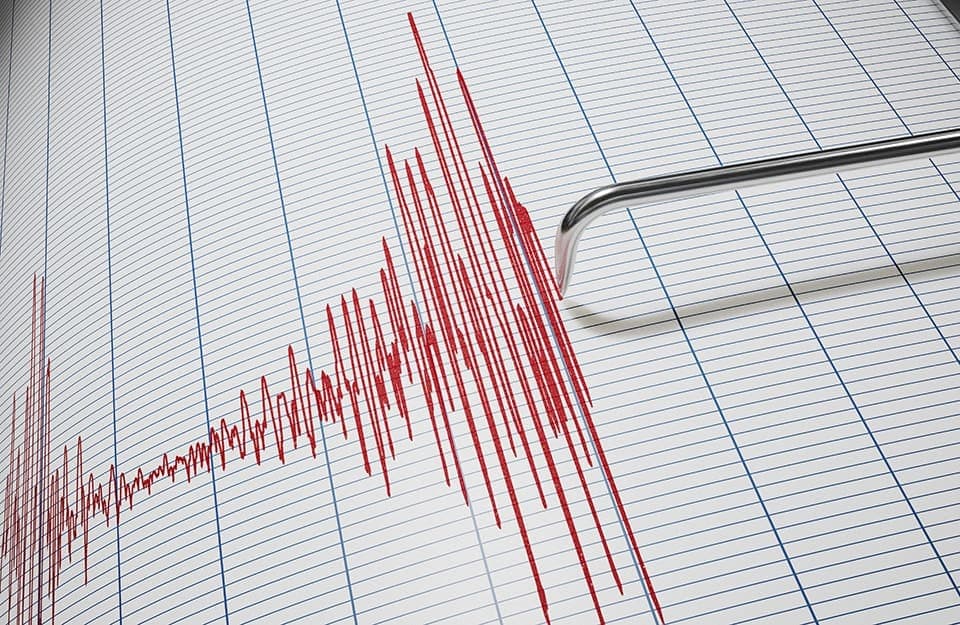 Primo piano su un sismografo che traccia il grafico di un terremoto