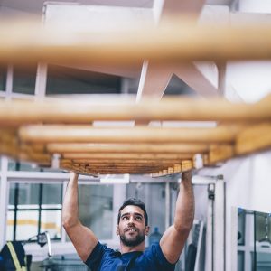 Vigile del Fuoco si allena con una scala in una caserma dei Vigili del Fuoco