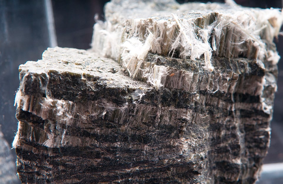Frammento di minerale di amianto, o asbesto