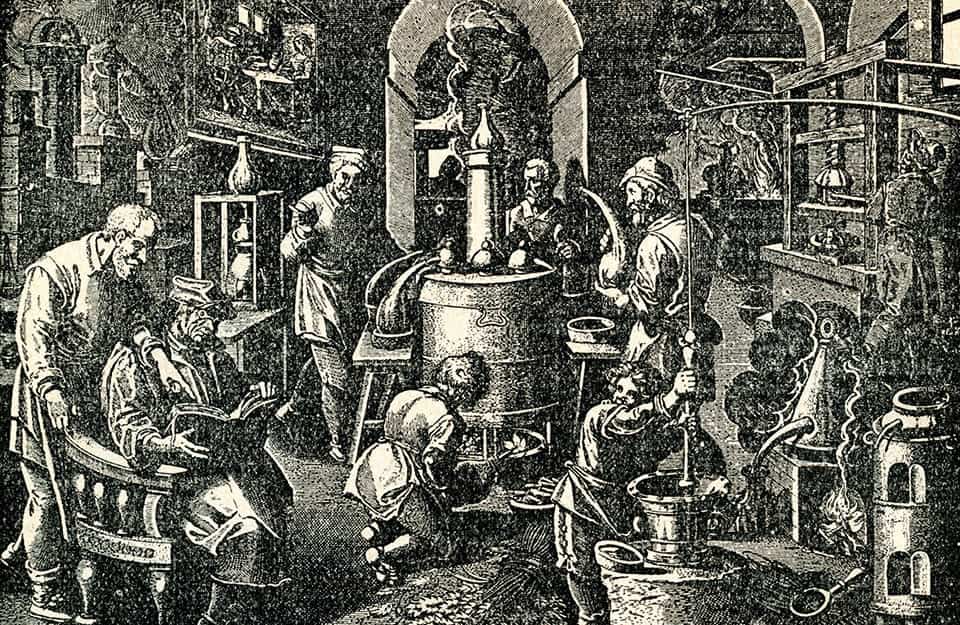 Antica incisione che mostra un'officina alchemica di epoca medievale