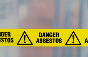 Nastro giallo che avverte del pericolo di esposizione all'amianto. La scritta recita “Danger asbestos”