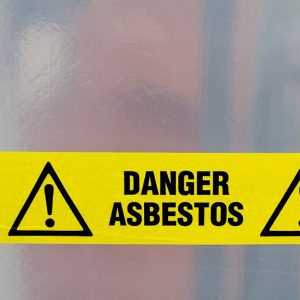 Nastro giallo che avverte del pericolo di esposizione all'amianto. La scritta recita “Danger asbestos”