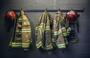 Divise dei pompieri appese a un appendiabiti
