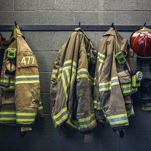 Divise dei pompieri appese a un appendiabiti