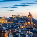 Suggestiva vista sul centro storico della città di Edimburgo, in Scozia, al tramonto, con le luci già accese