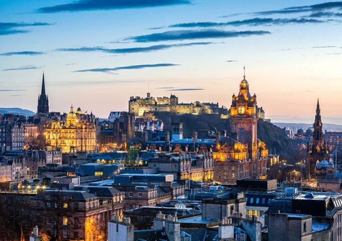 Suggestiva vista sul centro storico della città di Edimburgo, in Scozia, al tramonto, con le luci già accese