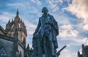 Statua di Adam Smith sulla Royal Mile, a Edimburgo. Sullo sfondo di vede la Cattedrale di St Giles