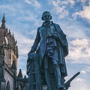 Statua di Adam Smith sulla Royal Mile, a Edimburgo. Sullo sfondo di vede la Cattedrale di St Giles