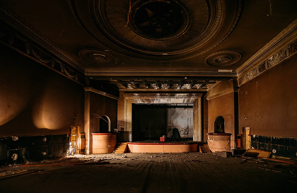 Vecchio teatro in rovina abbandonato