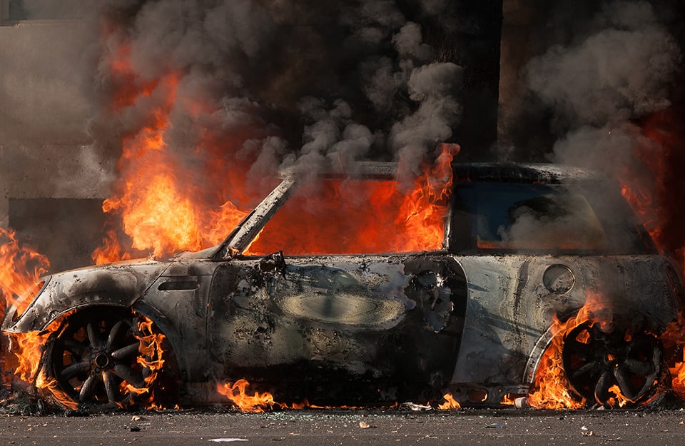 Un'auto avvolta dalla fiamme