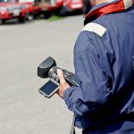 Un pompiere addetto alla documentazione mentre lavora con la videocamera in mano